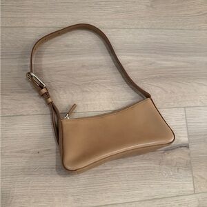 MADEWELL SCULPTURAL BUCKLE SHOULDER BAG IN AMBER BROWN